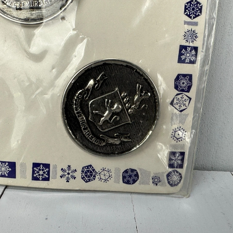 VTG Nouveaute Lion Crest Sewing Buttons NOS on Card Made in Canada Novelty LARGE - Image 3 of 4