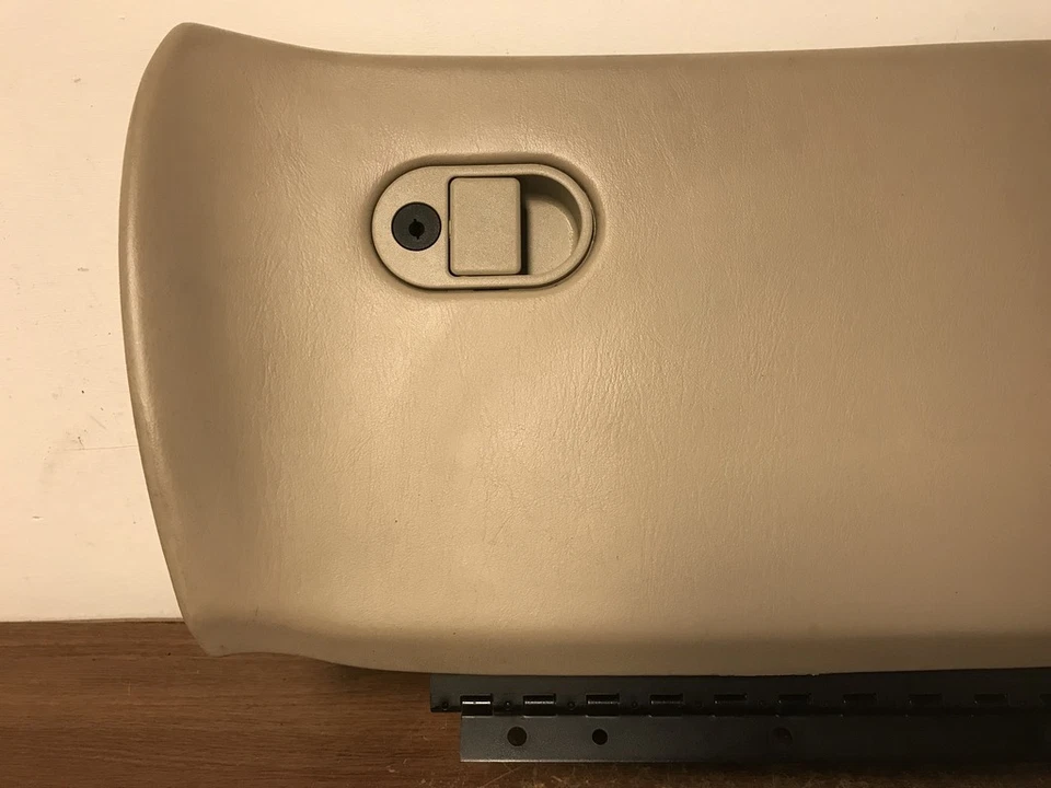2000 OLDSMOBILE INTRIGUE GLOVE BOX - Image 2 of 4