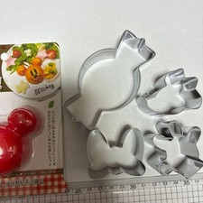 . Set of 4 cookie cutters and bonus