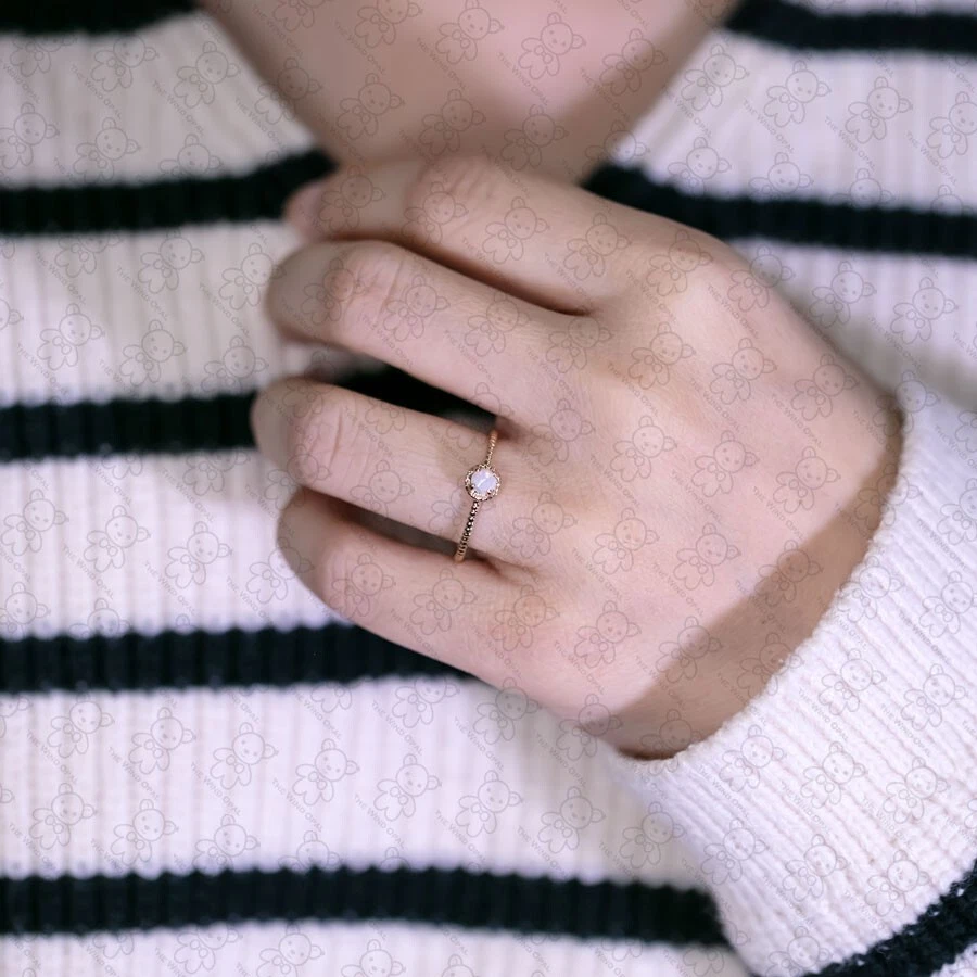 Anillo de boda australiano redondo de ópalo macizo con banda retorcida en oro amarillo de 14 K Foto 2 de 4