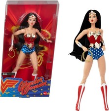 Muñeca Barbie Signature, Mujer Maravilla Coleccionable con Soporte para Muñeca en Rojo y...