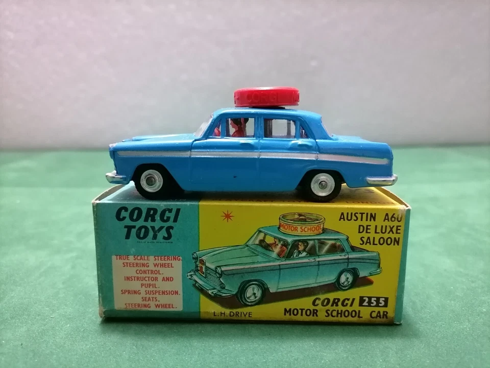 Vintage - AUSTIN A60 School Car   -  Corgi Toys 255  - Made in Gt. Britain 1964 - Immagine 2 di 4