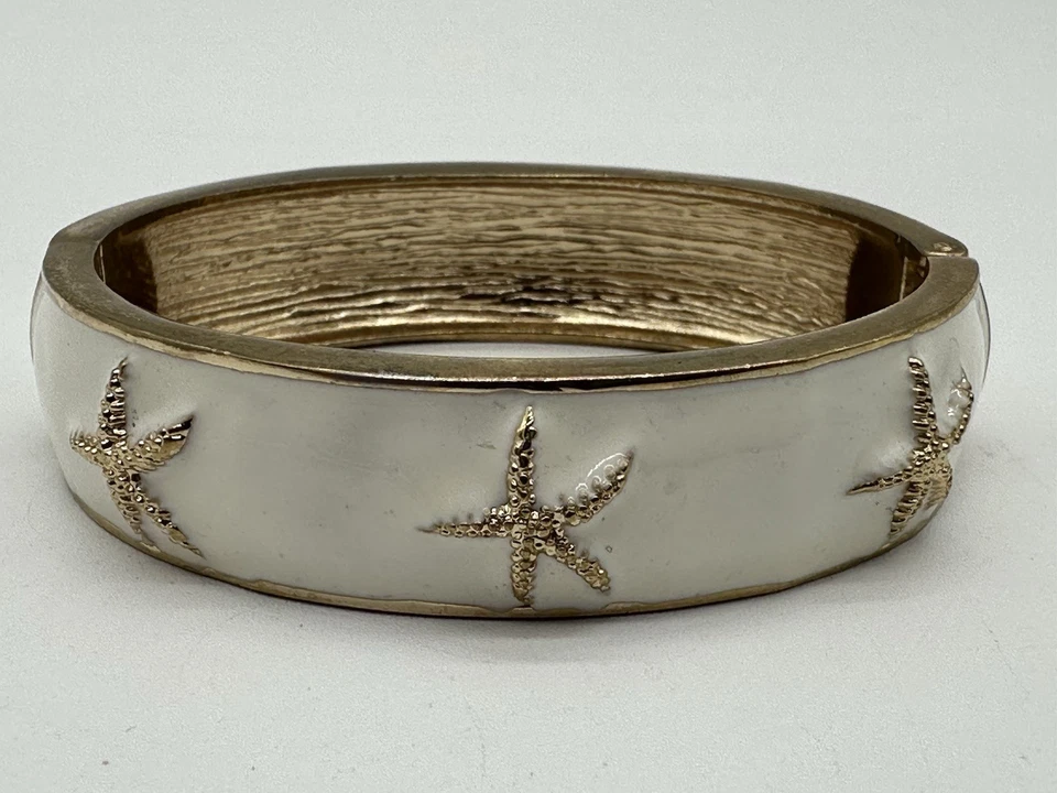 Brazalete con bisagras Fornash dorado blanco esmalte estrella de mar Foto 3 de 4