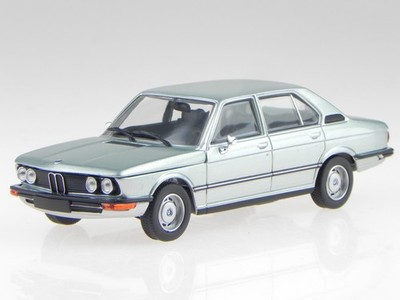 BMW e12 520 1972 fjord blue met. diecast modelcar 940023002 Maxichamps 1:43
