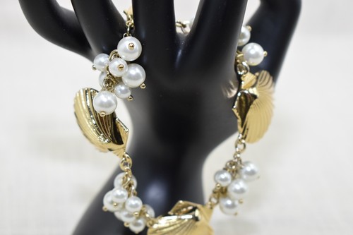 TALBOTS Statement Gold Tone Sea Shell Faux Pearl Charm Bracelet 7.5" - 8.5" EUC - Picture 3 of 18