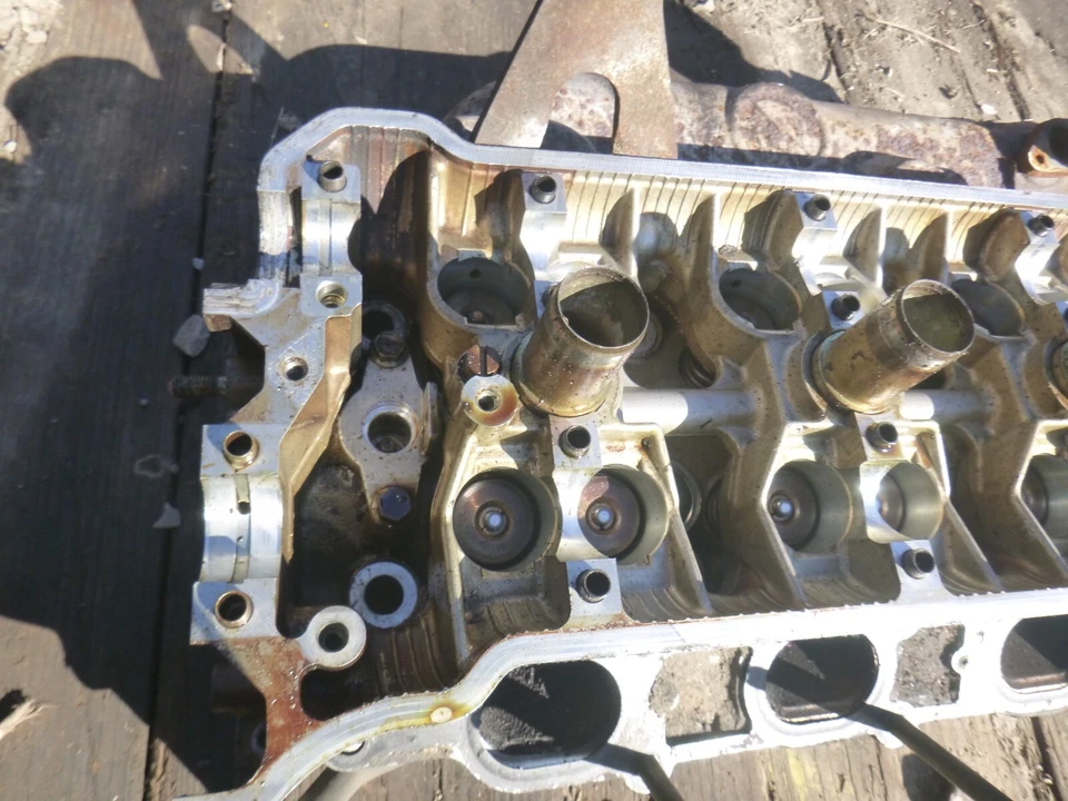 2002 Chevrolet Tracker Cylinder Head PASSENGER SIDE 2.5L Suzuki - Image 2 of 4