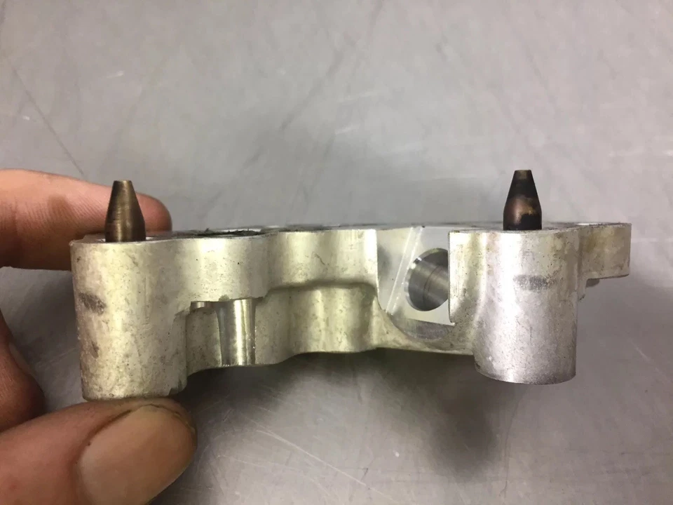 2000 Aprilia RSV 1000 Mille Fuel Injector Housing (OEM) Foto 3 de 4