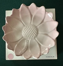 Le Creuset Flower Spoonrest stoneware SHELL PINK. NIB. Rare.