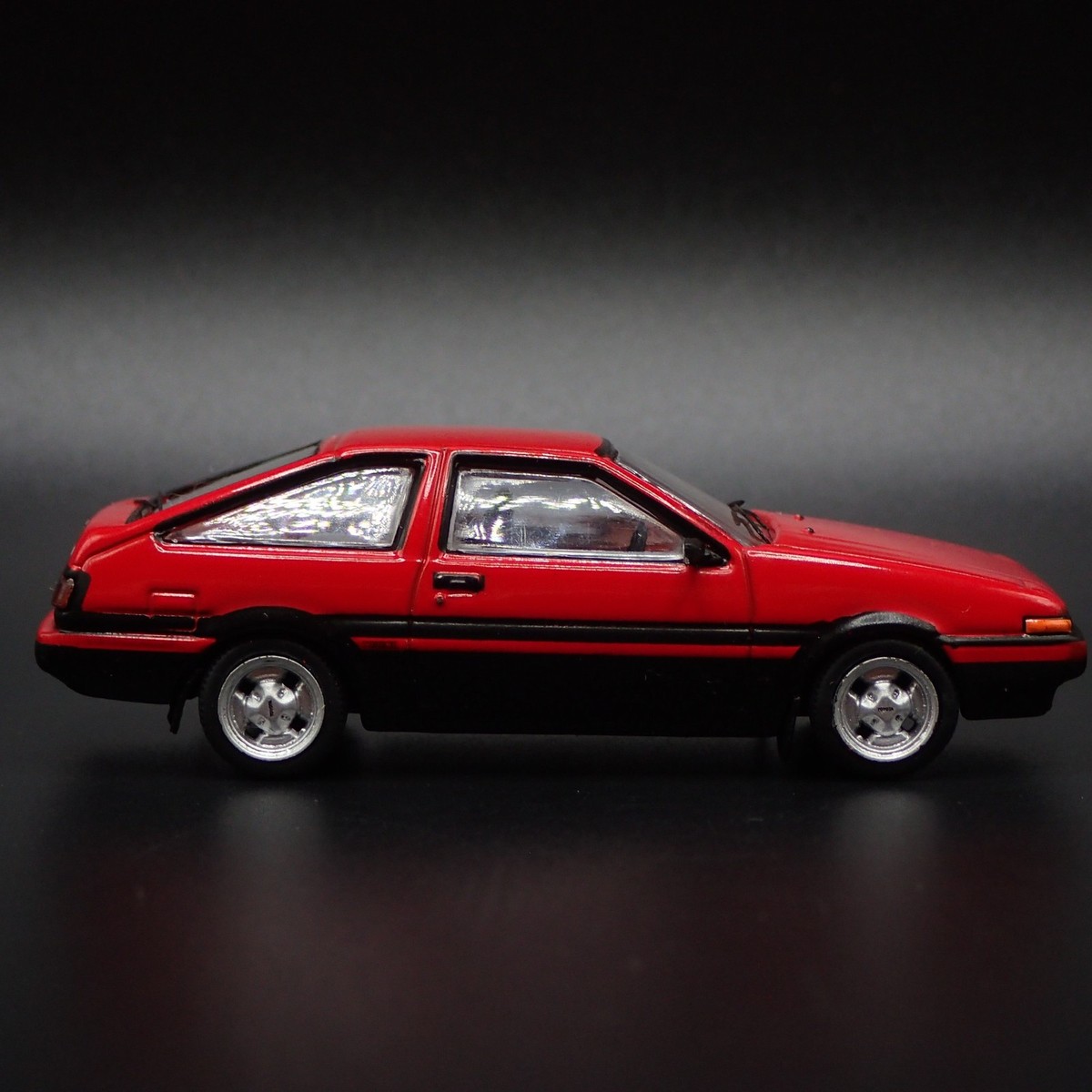 1983-1987 TOYOTA COROLLA SPRINTER TRUENO AE86 RED 1/64 SCALE
