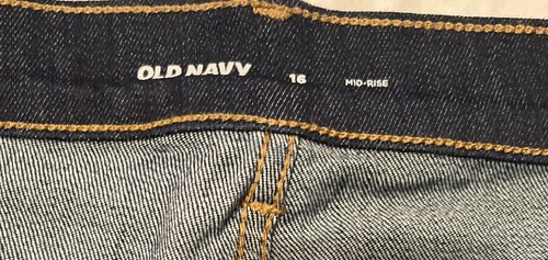 Old Navy Women’s Mid Rise Cuffed Shorts NWT size 16 - Picture 2 of 3