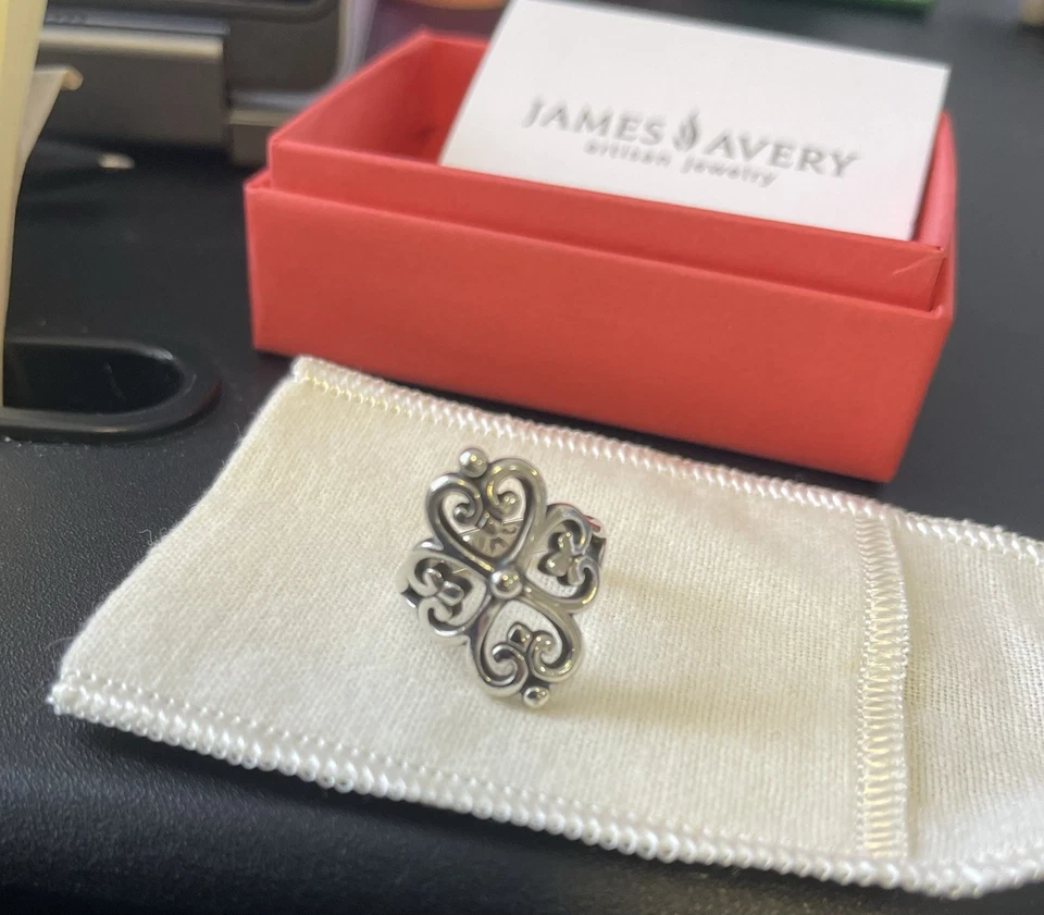Anillo James Avery Corazones Adornados Plata de Ley • Talla 7. Foto 2 de 4
