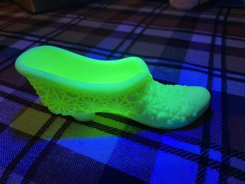 Fenton Custard Shoe Daisy And Button