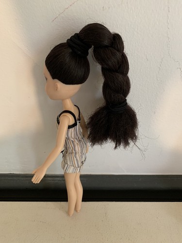 Bratz 10th Anniversary Tyla Doll Black Hair Outfit 2010 Articulated MGA - Picture 4 of 5