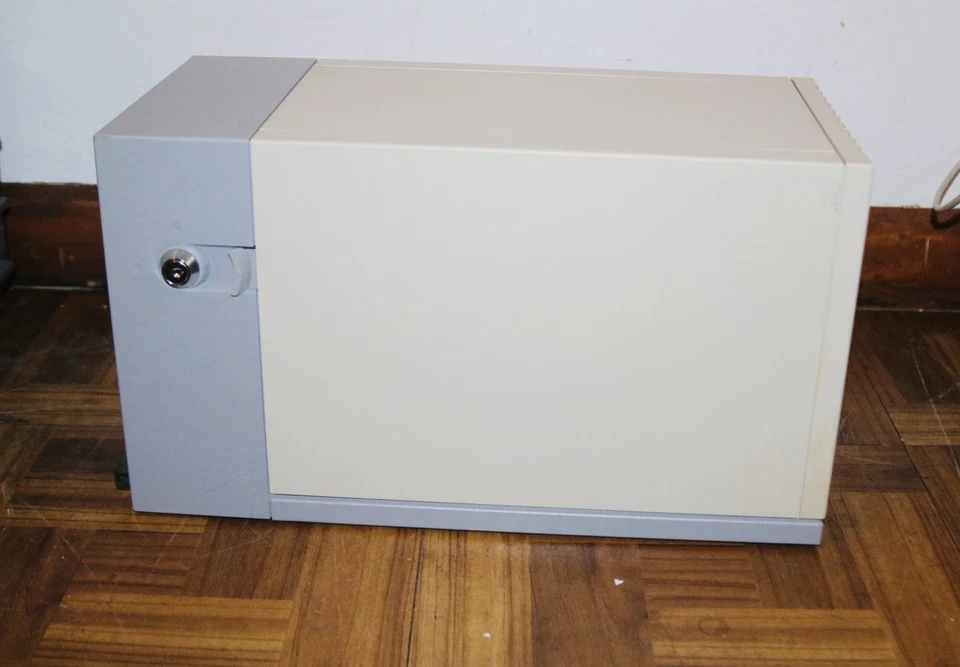 Sun 711 SCSI 12 Bay HDD Enclosure 599-2061-01 w/(7) 5402730-03, 5402936-02 - Image 2 of 4