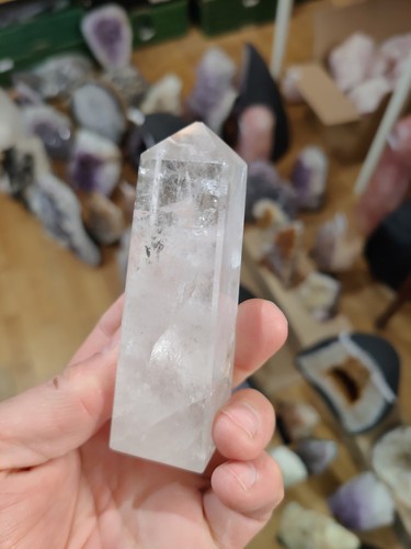 Bergkristall Obelisk 226Gr. 10,6cm, klare Spitze, komplett fein poliert