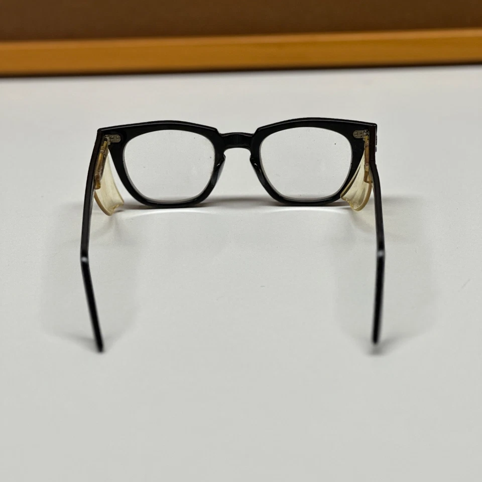 Gafas de seguridad Titmus vintage de plástico negro con protectores laterales Foto 4 de 4