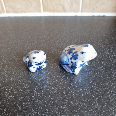 Vintage blau & weiß Blattmuster (Delfter Stil) Keramik Frösche Ornamente sehr guter Zustand