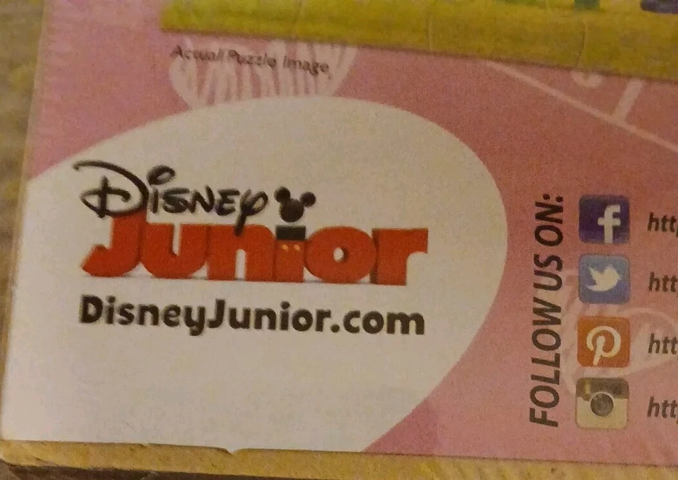 Disney - 5 Wooden Puzzles in Wood Storage Box - Doc McStuffins Sealed - Image 3 of 4