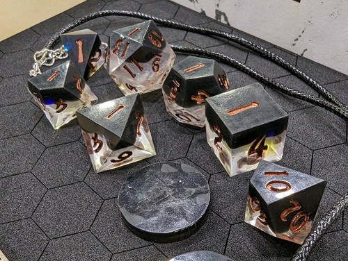 Juego de dados de resina Sharp Edge hecho a mano juego de rol DND MTG juegos de mesa con pantalla - Imagen 11 de 18