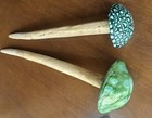 4 GARDEN DÉCOR PIECES, 2 HANDMADE CERAMIC MUSHROOMS & 2 RESIN GROUD PLAQUES — photo 7