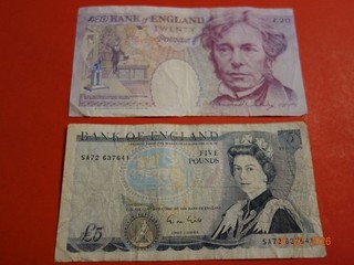DEUX BILLETS BANK OF ENGLAND ROYAUME UNI 5 POUNDS SA72 637641 ET 20 POUND 1993