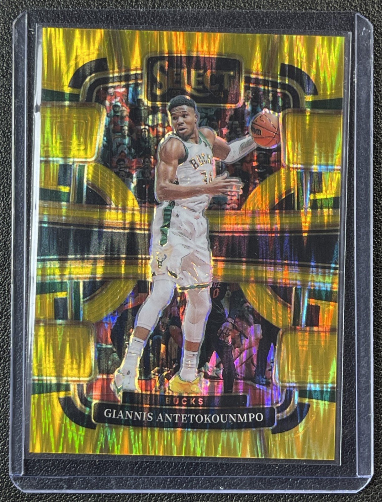 GIANNIS ANTETOKOUNMPO 2023-24 PANINI SELECT #60 GOLD FLASH PRIZM CONCOURSE 1/10