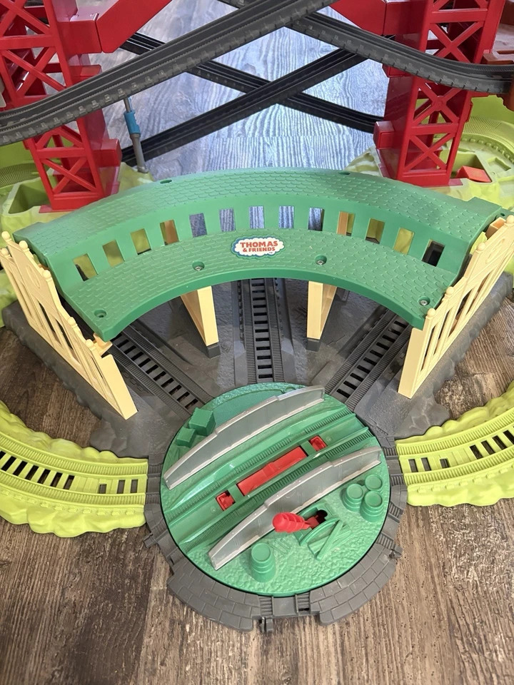 Thomas & Friends Juego de Pistas de Juguete Multinivel, Trenes y Grúas Super Torre Foto 3 de 4