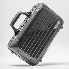 Mini valise Rimowa Piccolo pre LVMH noire avec bords noirs motif cachemire