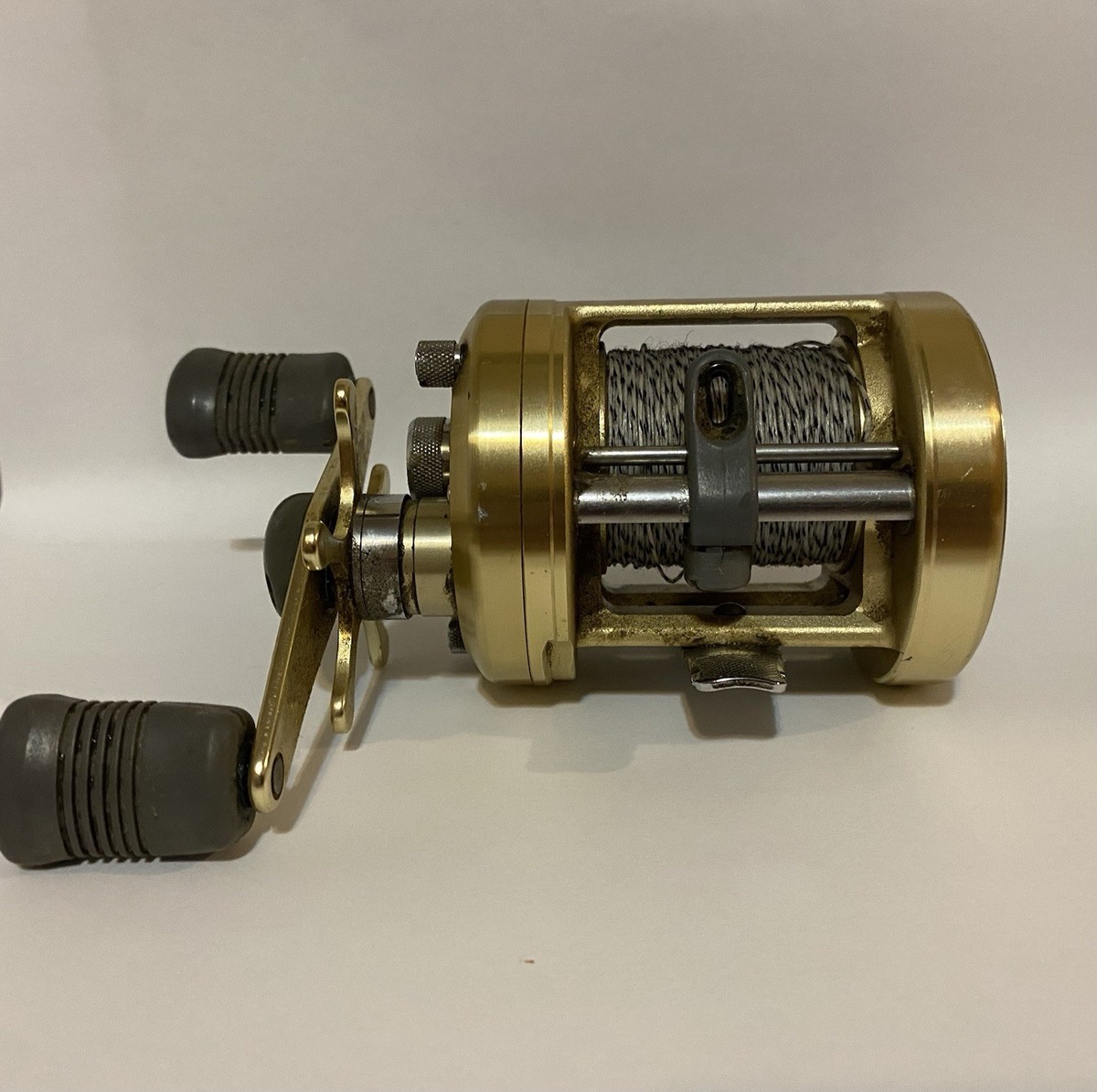 Shimano Calcutta 400 Gold Baitcasting Game Fish Fishing Reel