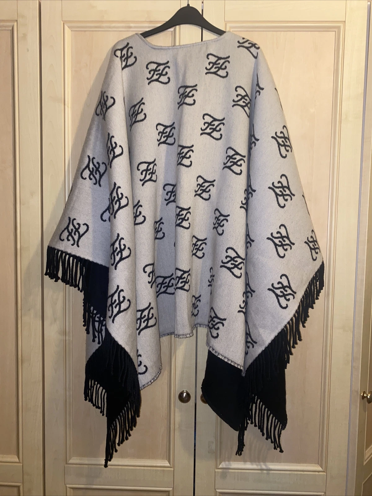 NUOVO MANCIO PONCHO FENDI KARLIGRAPHY LANA BIANCA NERA RARO