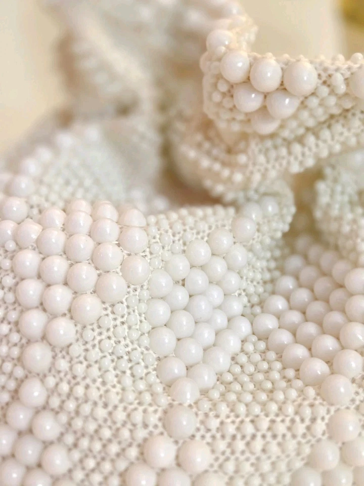 Linda bolsa de miçangas vintage marfim dos anos 50 Hong Kong, bolsa de cordão com miçangas Lucite - Imagem 2 de 4