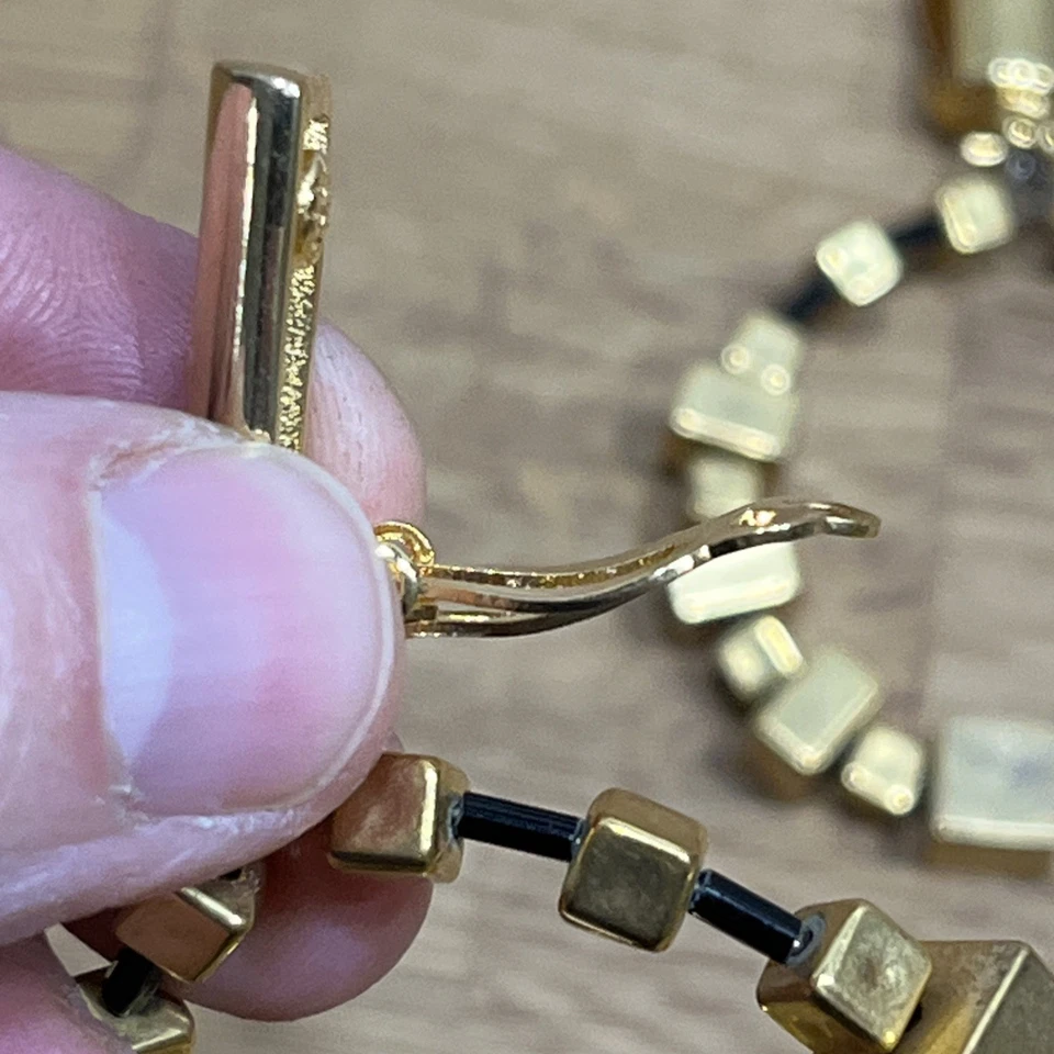 Винтажные золотистые и черные круглые серьги-клипсы с подписью дизайнера Pierre Cardin - Изображение 4 из 4