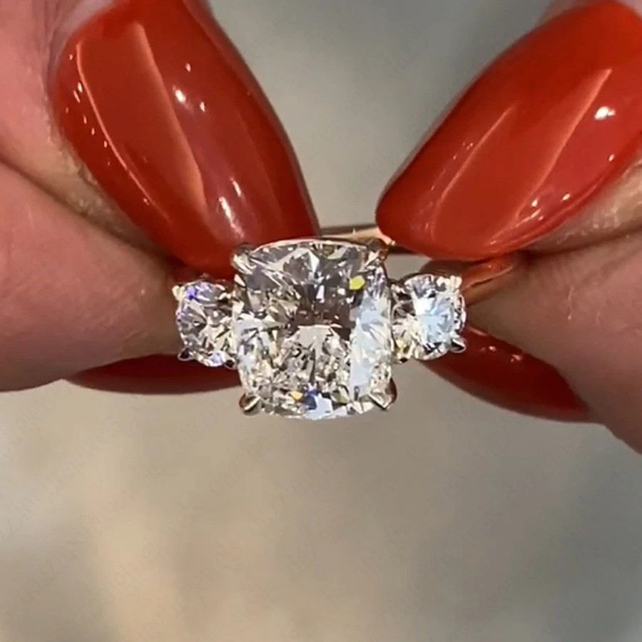 Anillo de tres piedras de diamantes cultivados en laboratorio con cojín IGI 3,50 quilates E VS1 en oro de dos tonos de 14 k Foto 3 de 4