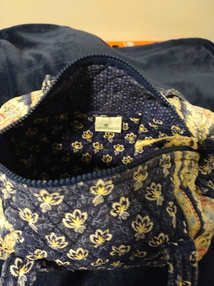 Vera Bradley Bolso/Bolso de Hombro Estampado Azul Pequeño, 10"Lx5"Hx4.5"D, Bolsillos Internos Foto 3 de 4