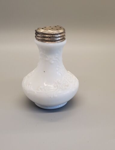 (1) Milk Glass Salt & Pepper Shaker with Lid. Pattern  - Antique - Ornate - EAPG - Picture 1 of 6