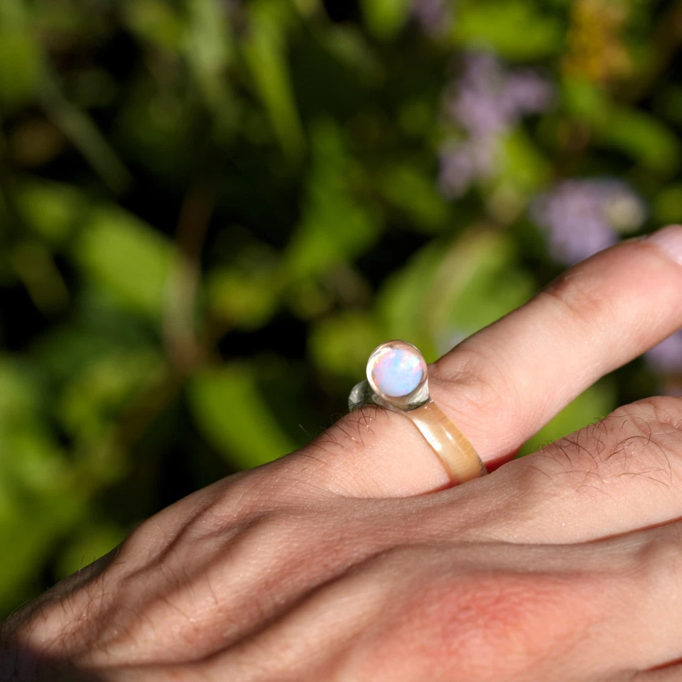 Anillo de vidrio hecho a mano con piedra de ópalo - Vidrio de borosilicato - Regalo de cumpleaños único Foto 2 de 4
