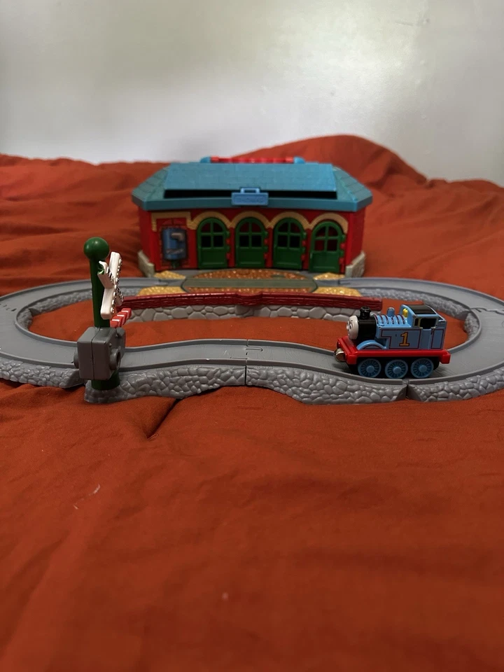 Jogo de toca-discos vintage Thomas the Tank Engine Friends + Thomas fundido - Imagem 3 de 4