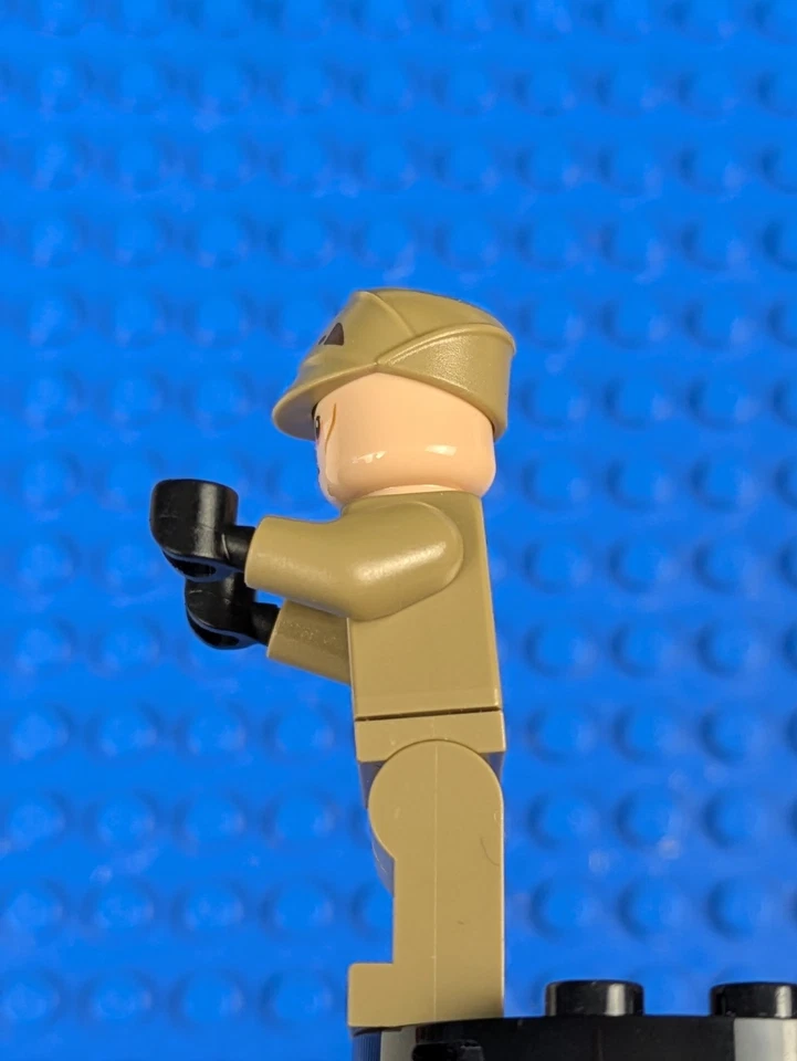 Lego Star Wars: Imperial Officer - Captain Dark Tan Uniform sw0623 Set 75106 - Image 4 of 4