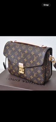Pre Owned Louis Vuitton Pochette Métis Handbag