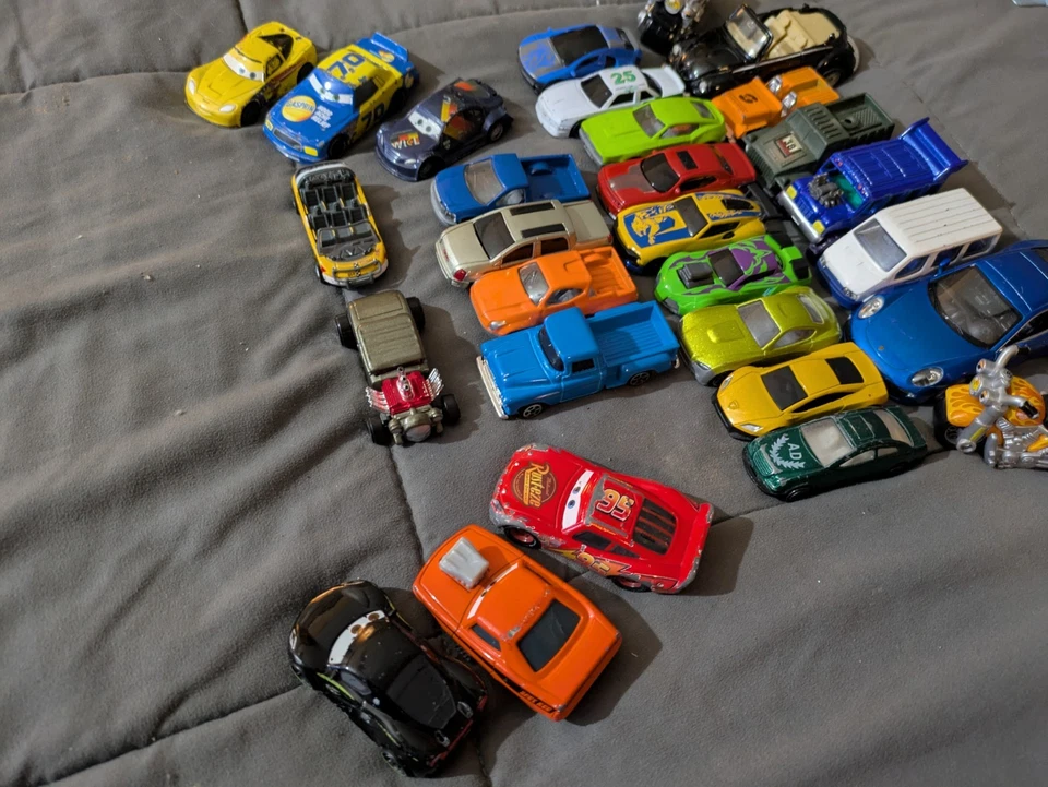 Lote de Coches Diecast y Plástico Surtidos Aleatorios  Foto 3 de 4