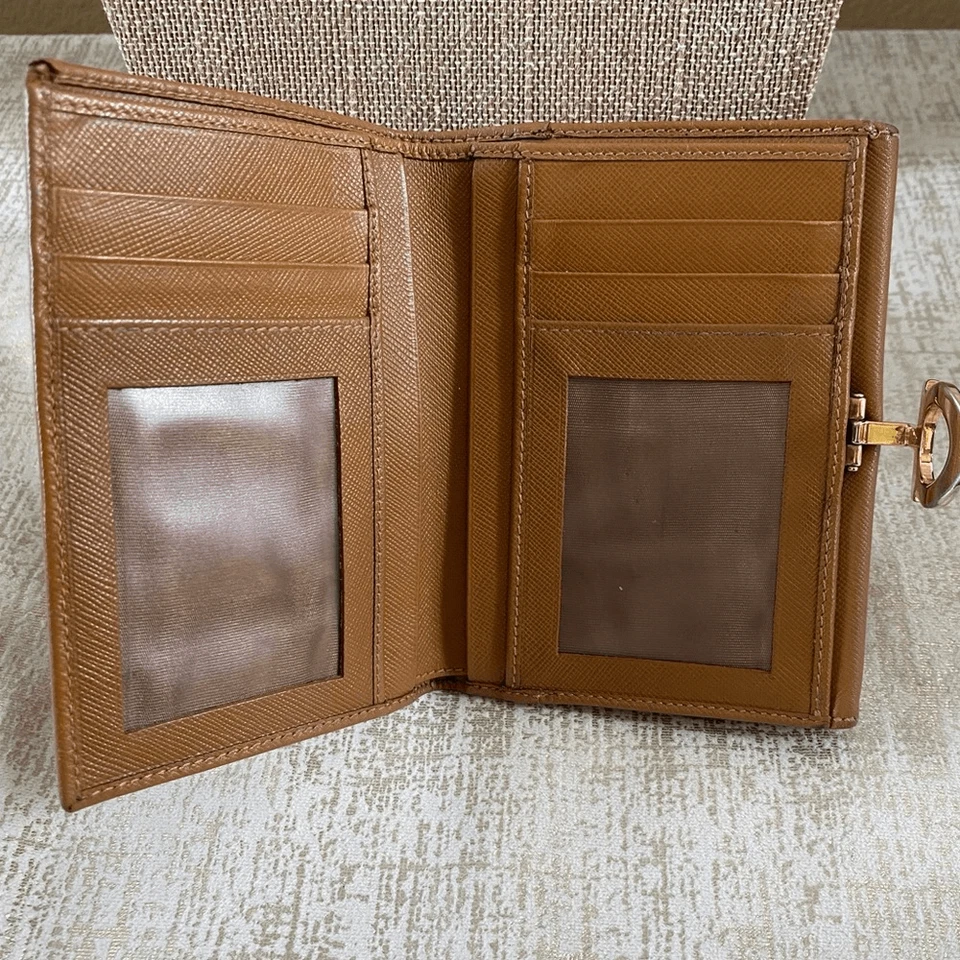 Cartera de cuero compacta Salvatore Ferragamo color camel Foto 4 de 4