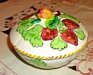 COLORFUL ITALIAN POTTERY COVERED DISH FIG DESIGN MADE IN ITALY