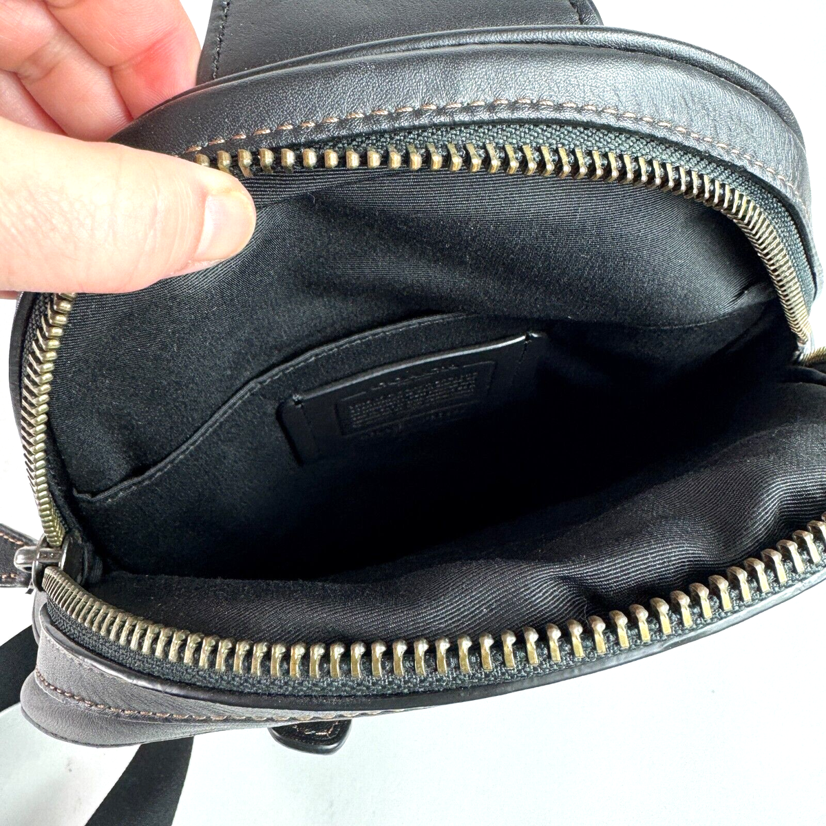 4935_2 COACH ボディバッグ グラハム ブラック F37598 COACH】コーチ グラハム ボディバッグ F37598 カーフ 黒 メンズ