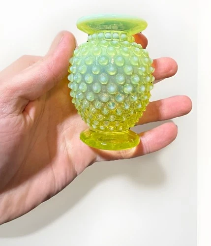 VINTAGE USA FENTON VASELINE HOBNAIL TOPAZ OPALESCENT ART GLASS FLOWER BUD VASE
