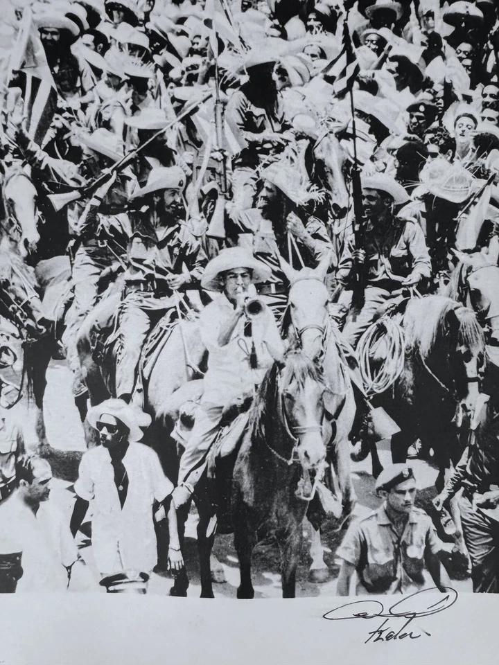 Título: Desfile Revolucionario - Celebración de Caballería Cubana por Korda 1959 Habana Foto 2 de 4