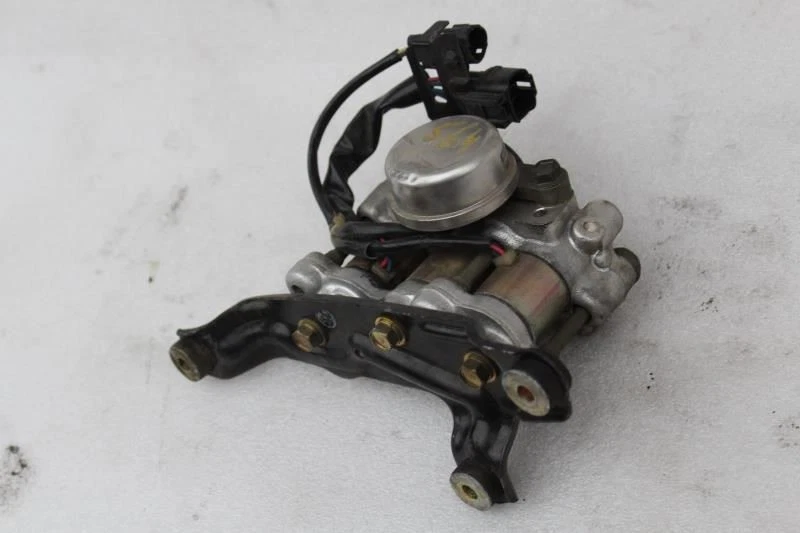 1990 LEXUS LS400 BRAKE TRACTION ACTUATOR ASSEMBLY 47990-50010 - Image 2 of 4