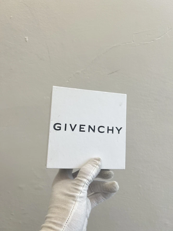 Pulsera Givenchy Hombre G Cubo Blanco Cristal Bengala Nueva con Etiquetas Caja Precio de venta sugerido por el fabricante $620 Foto 4 de 4