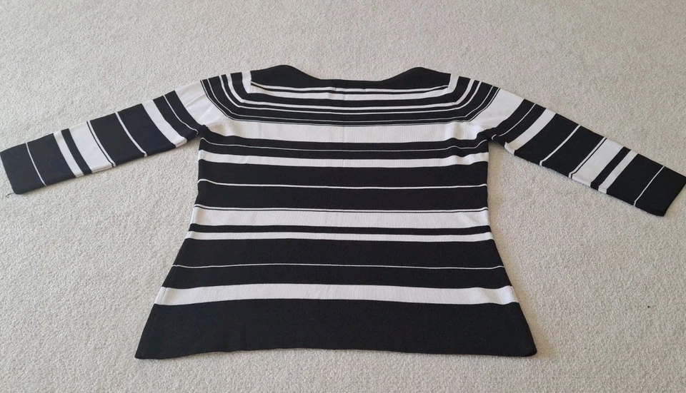 DEBBIE MORGAN SUÉTER ELÁSTICO NEGRO BLANCO RAYAS MANGA 3/4 CUELLO CORTADO PEQUEÑO Foto 3 de 4