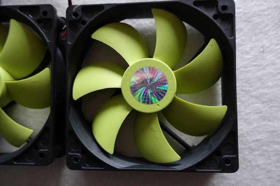 4x 120mm Lüfter, einer davon mit LED - Bild 3 von 4