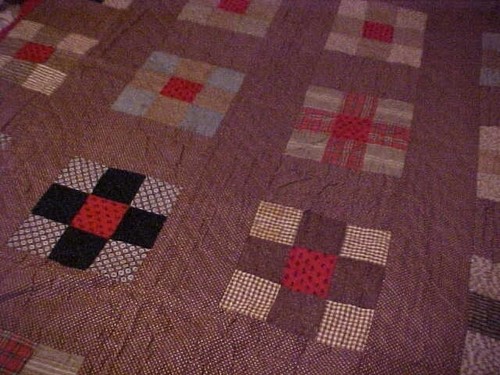 VINTAGE HANDMADE 1900s QUILT, MULTICOLORED NINE PATCH BROWNS w/ RED BORDER - Picture 2 of 6
